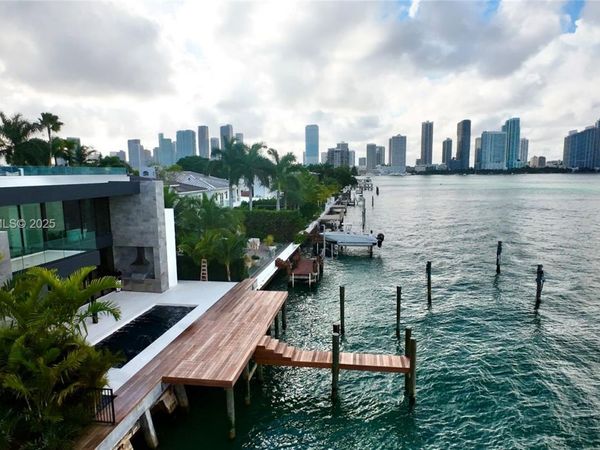 1041 N Venetian Dr, Miami, FL 33139