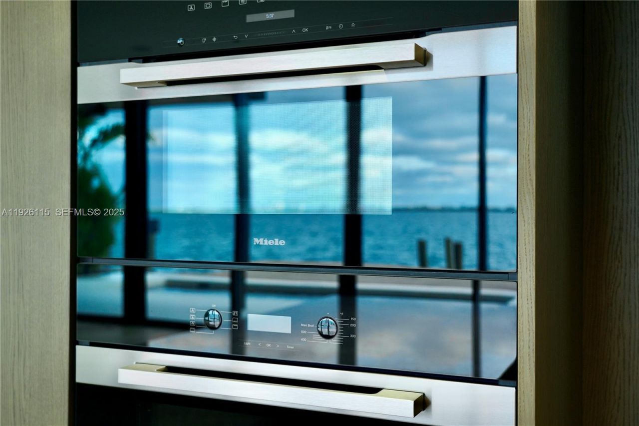 1041 N Venetian Dr, Miami, FL 33139 Photo