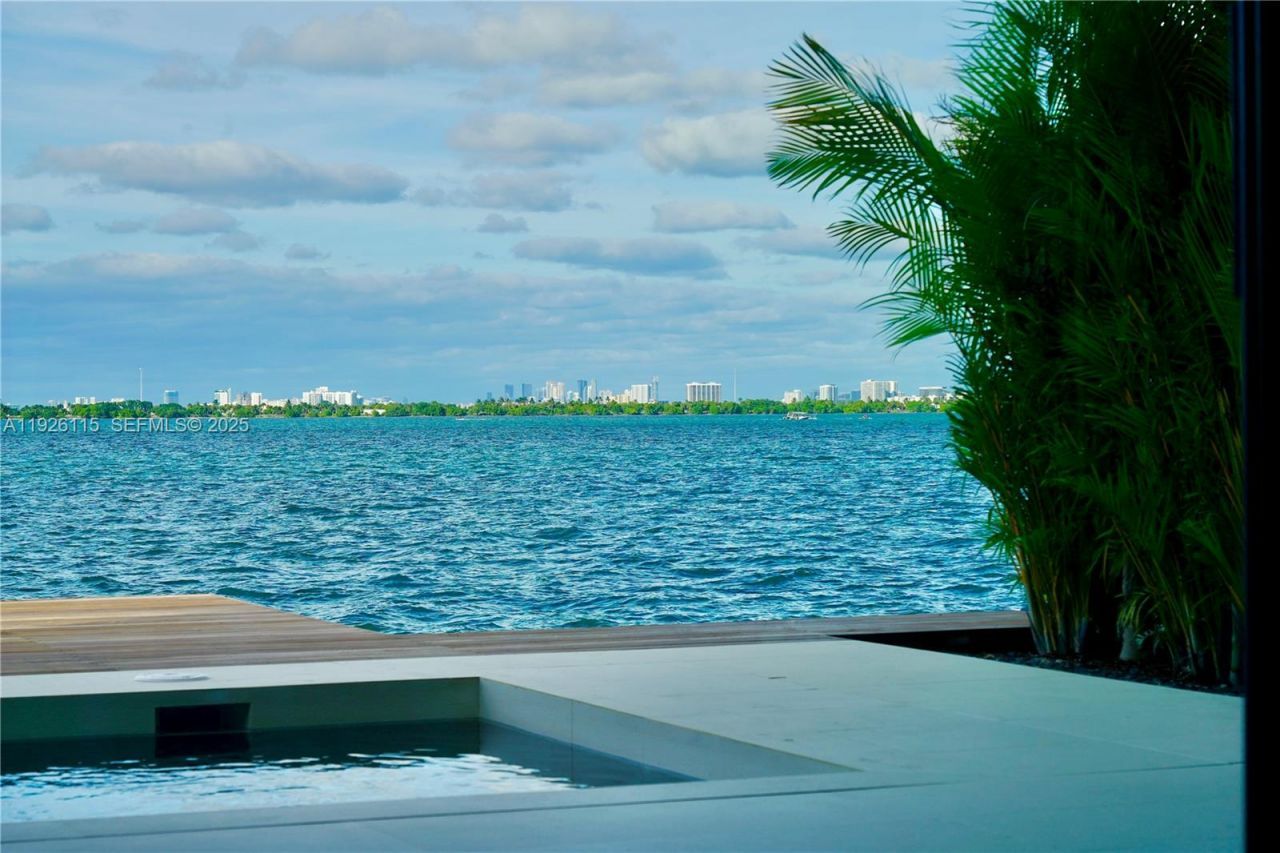 1041 N Venetian Dr, Miami, FL 33139 Photo