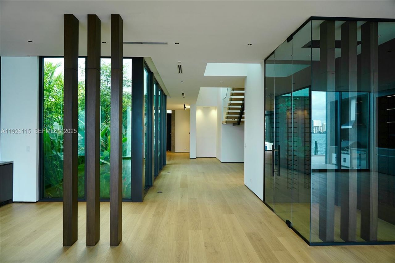 1041 N Venetian Dr, Miami, FL 33139 Photo