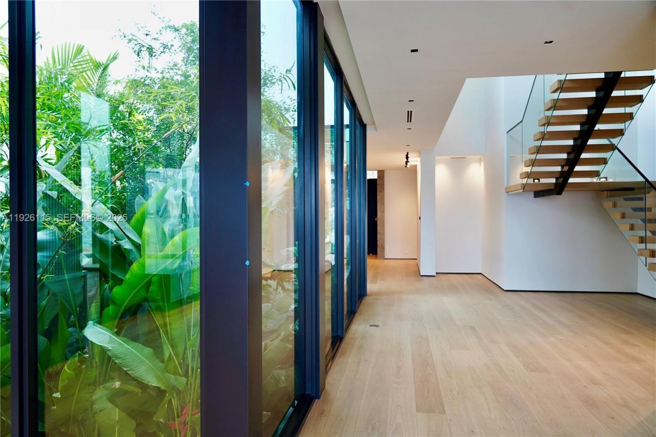 1041 N Venetian Dr, Miami, FL 33139 Photo