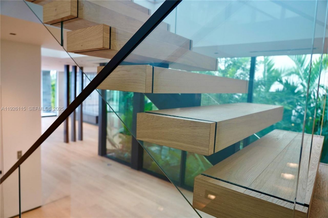 1041 N Venetian Dr, Miami, FL 33139 Photo