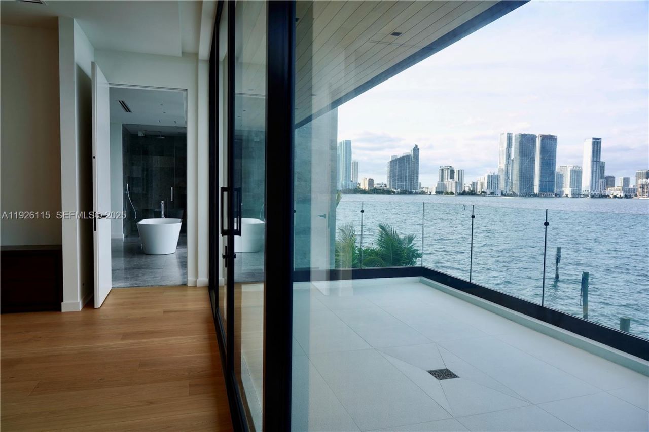 1041 N Venetian Dr, Miami, FL 33139 Photo