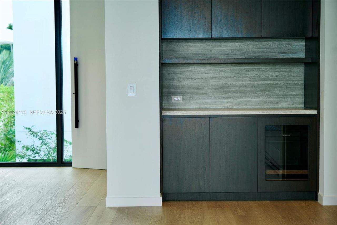 1041 N Venetian Dr, Miami, FL 33139 Photo