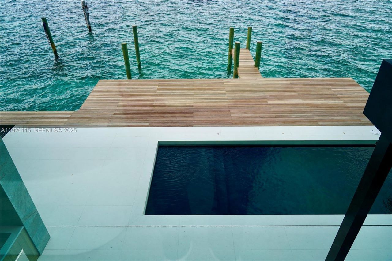 1041 N Venetian Dr, Miami, FL 33139 Photo