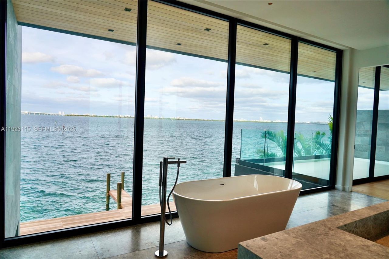 1041 N Venetian Dr, Miami, FL 33139 Photo