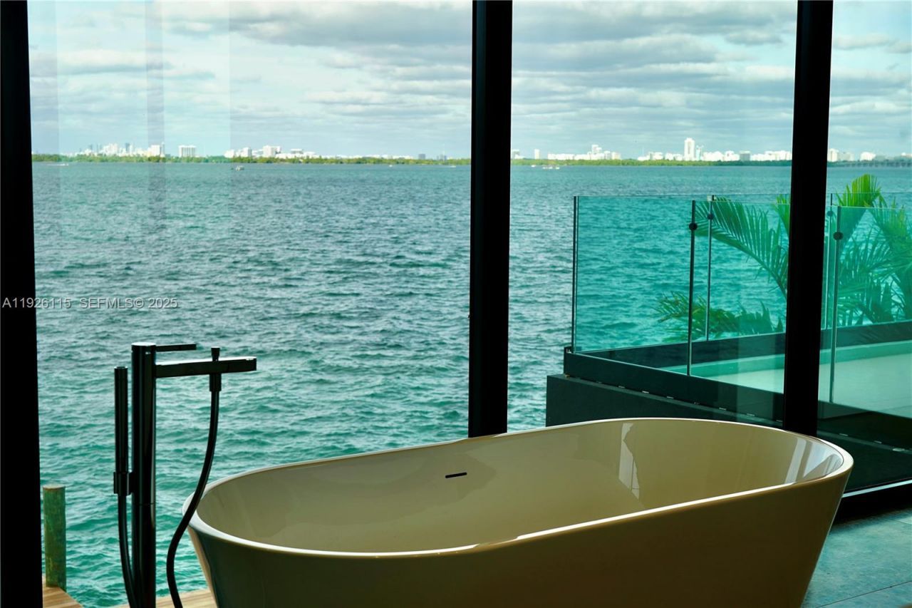 1041 N Venetian Dr, Miami, FL 33139 Photo