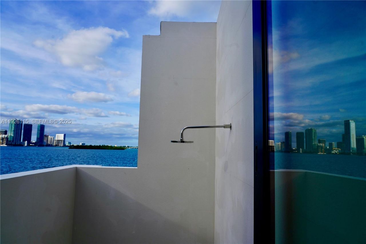 1041 N Venetian Dr, Miami, FL 33139 Photo