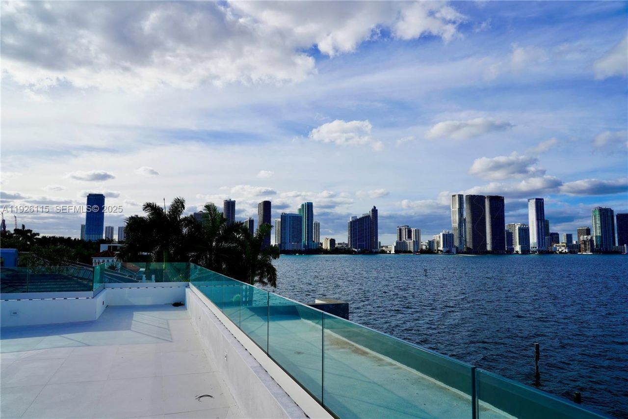 1041 N Venetian Dr, Miami, FL 33139 Photo