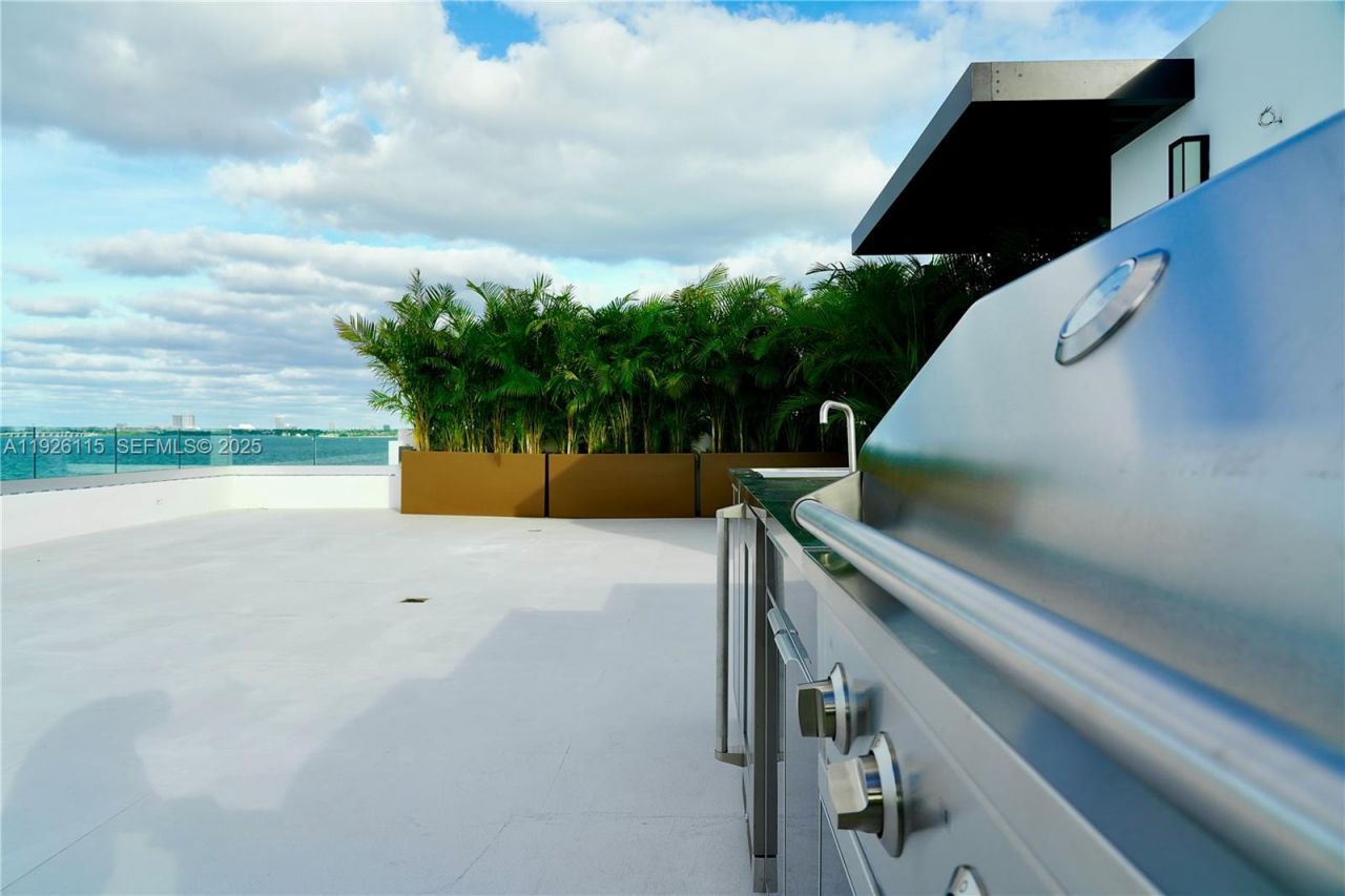 1041 N Venetian Dr, Miami, FL 33139 Photo