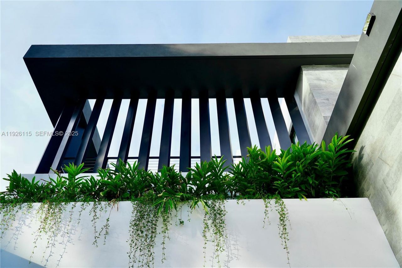 1041 N Venetian Dr, Miami, FL 33139 Photo