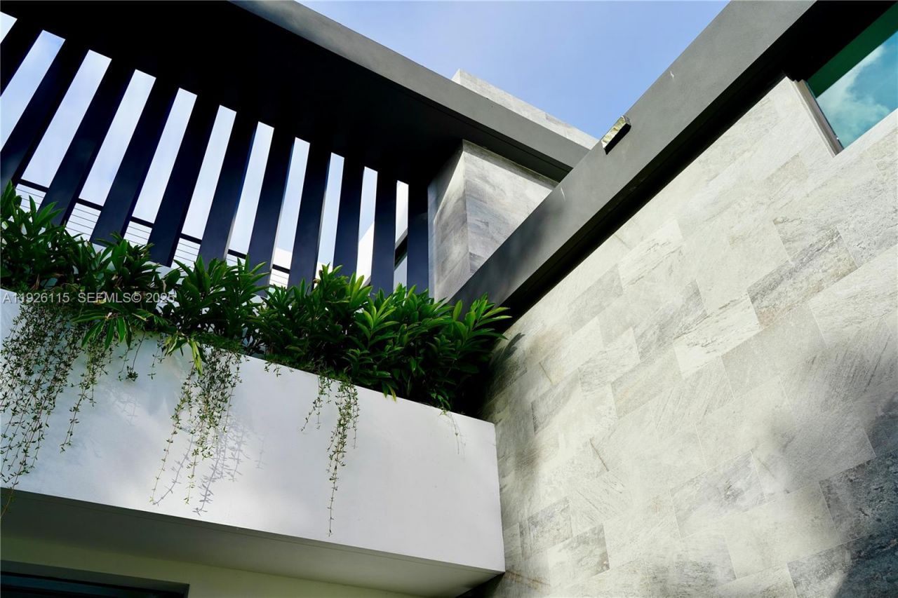 1041 N Venetian Dr, Miami, FL 33139 Photo