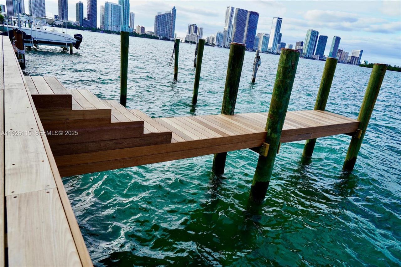 1041 N Venetian Dr, Miami, FL 33139 Photo