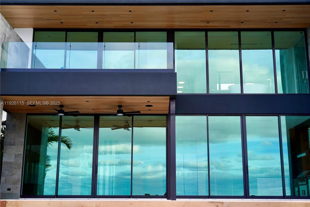 1041 N Venetian Dr, Miami, FL 33139 Photo