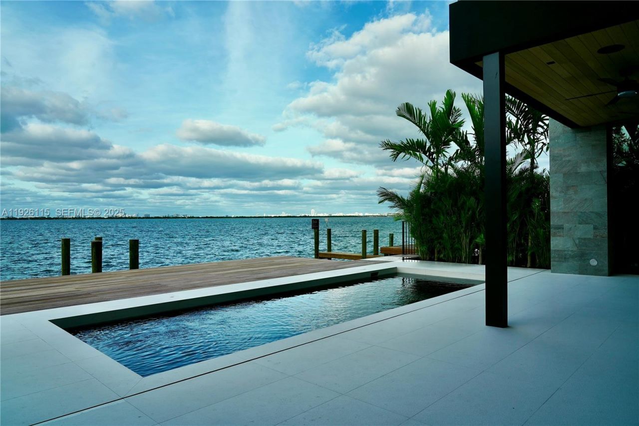 1041 N Venetian Dr, Miami, FL 33139 Photo