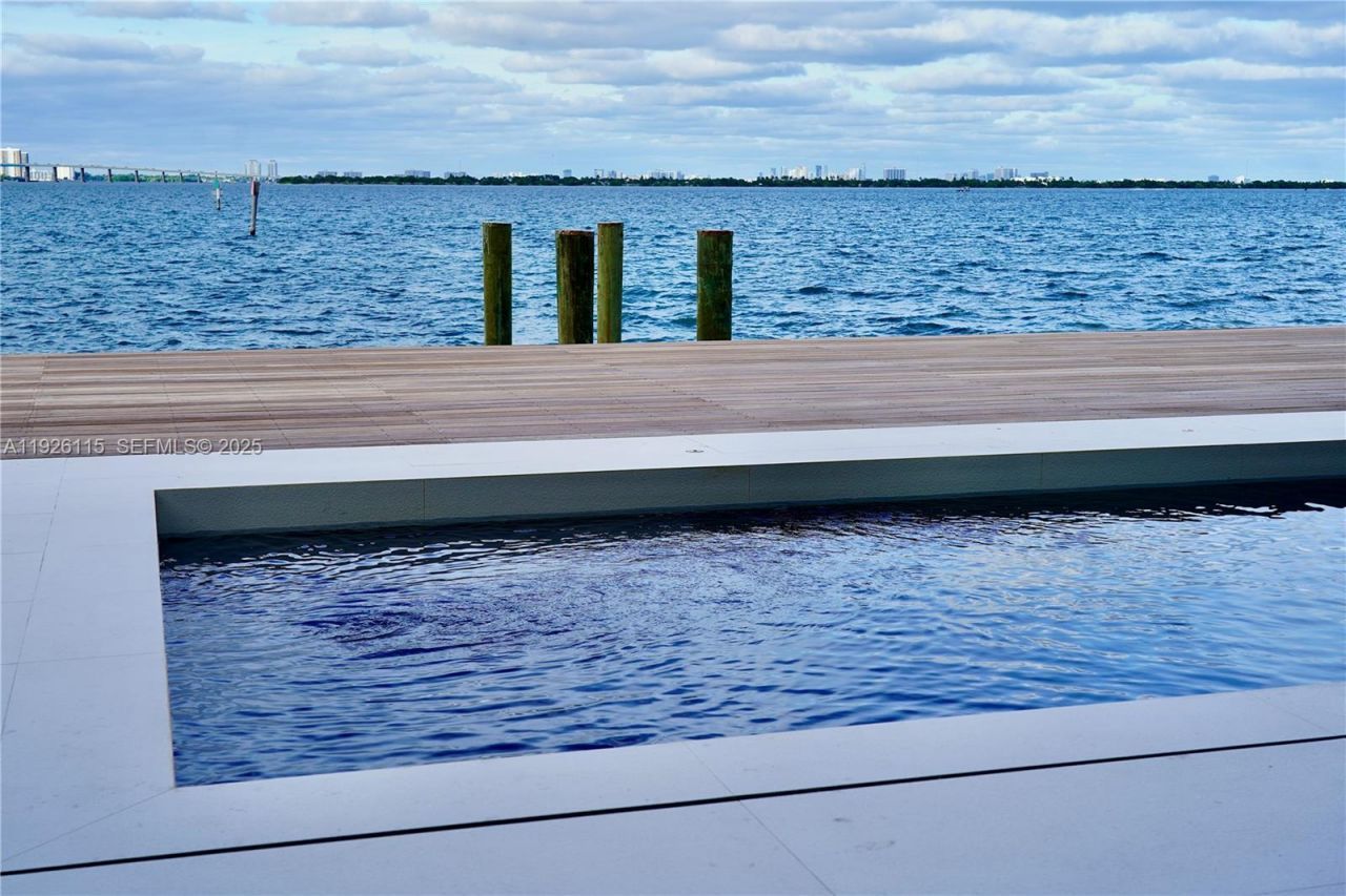 1041 N Venetian Dr, Miami, FL 33139 Photo