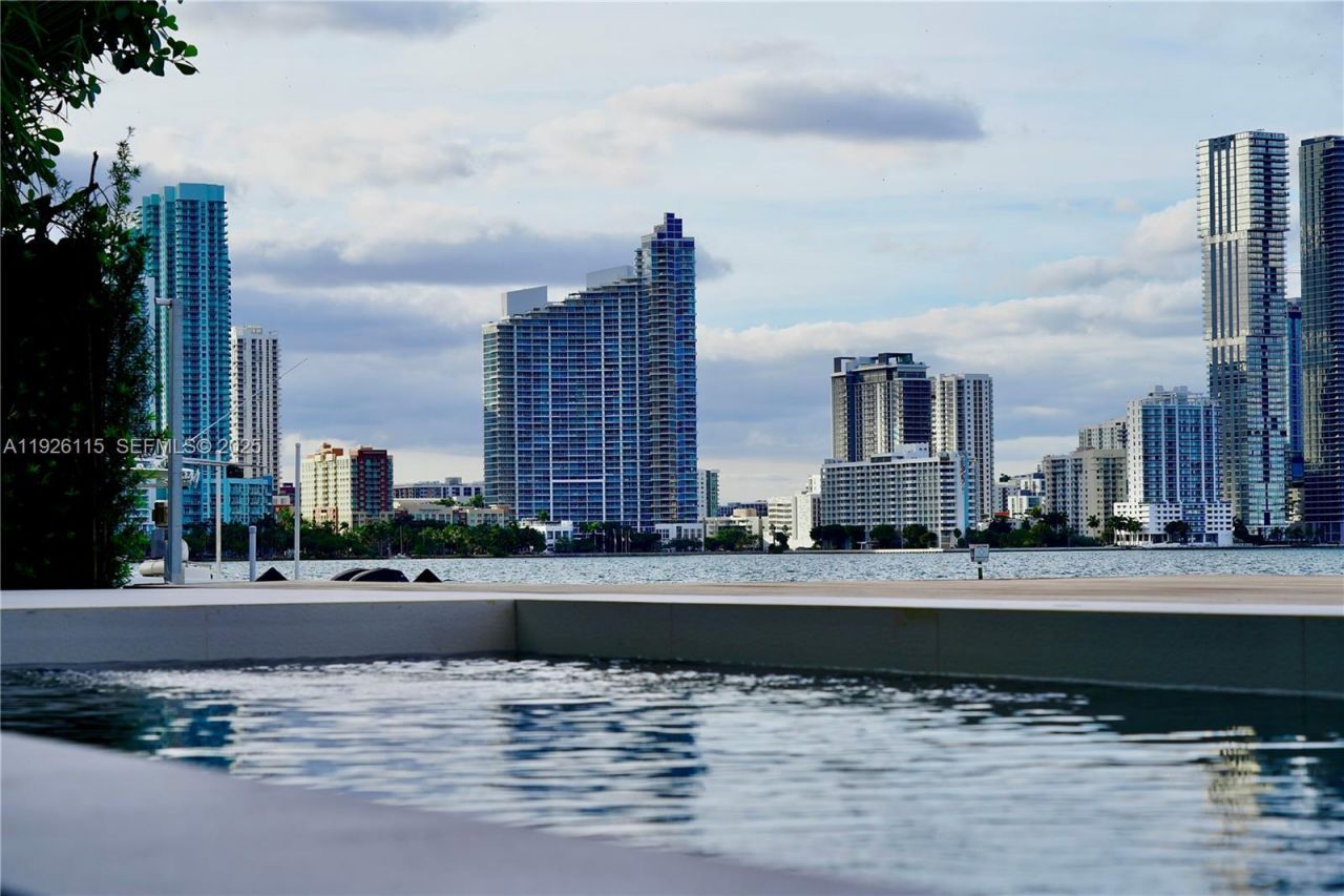 1041 N Venetian Dr, Miami, FL 33139 Photo