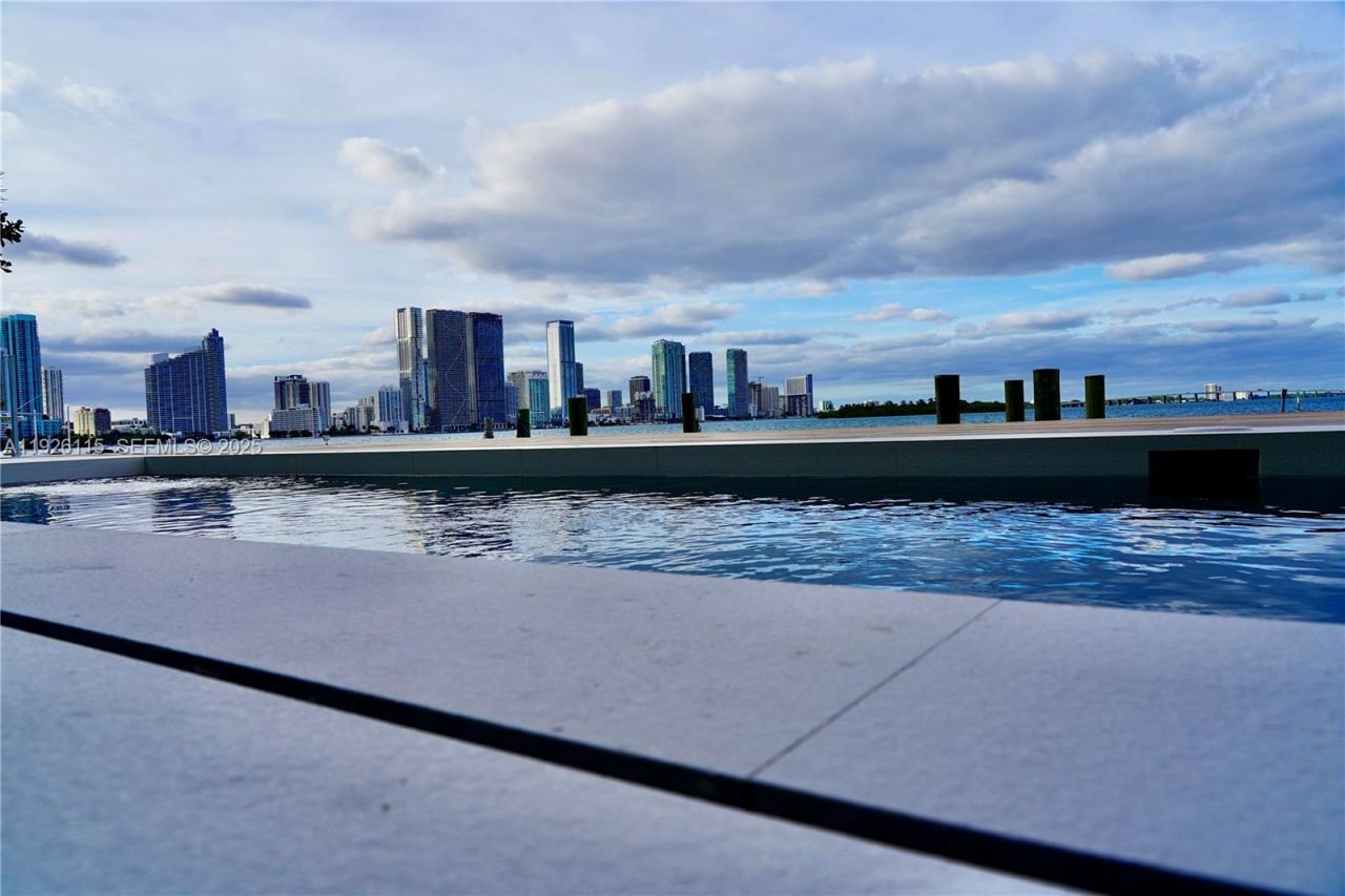 1041 N Venetian Dr, Miami, FL 33139 Photo