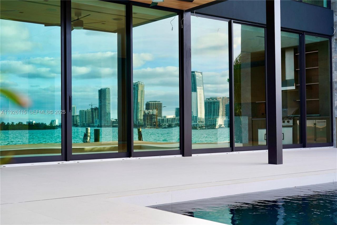 1041 N Venetian Dr, Miami, FL 33139 Photo