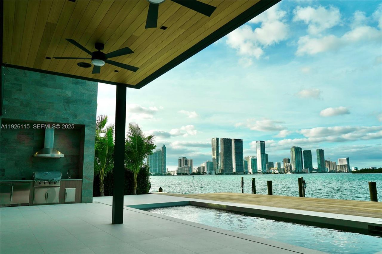 1041 N Venetian Dr, Miami, FL 33139 Photo