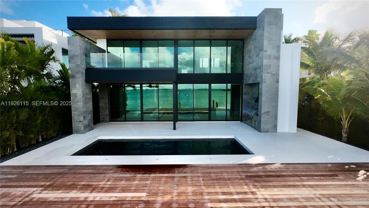 1041 N Venetian Dr, Miami, FL 33139 Photo