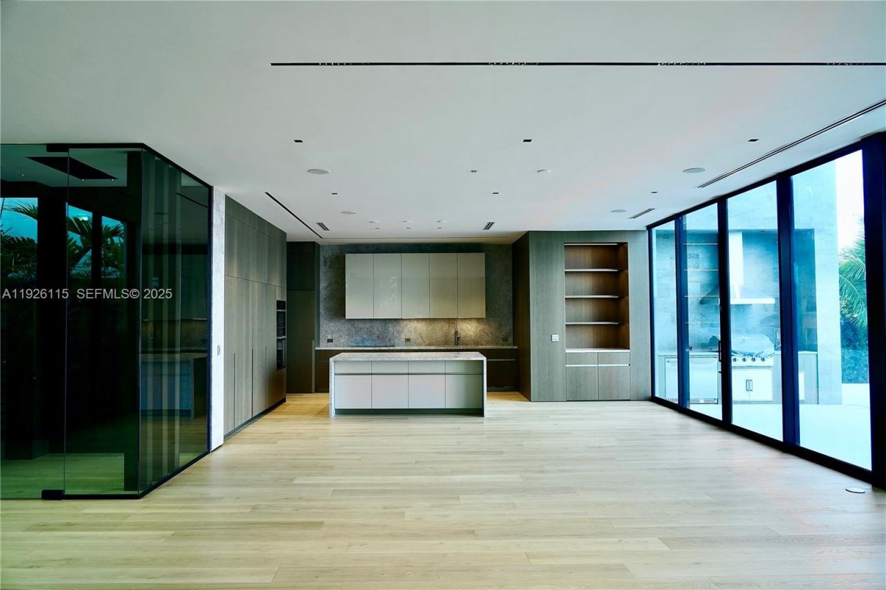 1041 N Venetian Dr, Miami, FL 33139 Photo