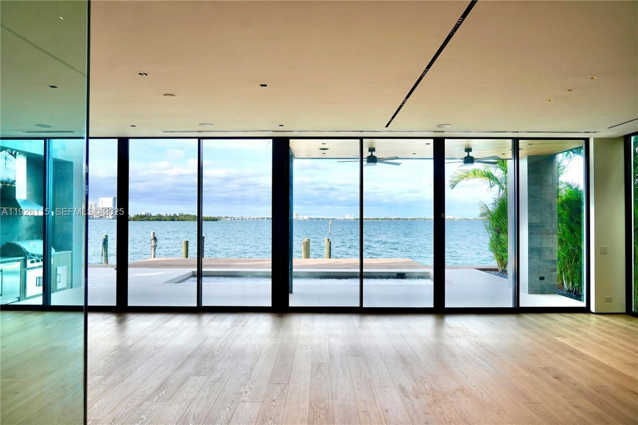 1041 N Venetian Dr, Miami, FL 33139 Photo