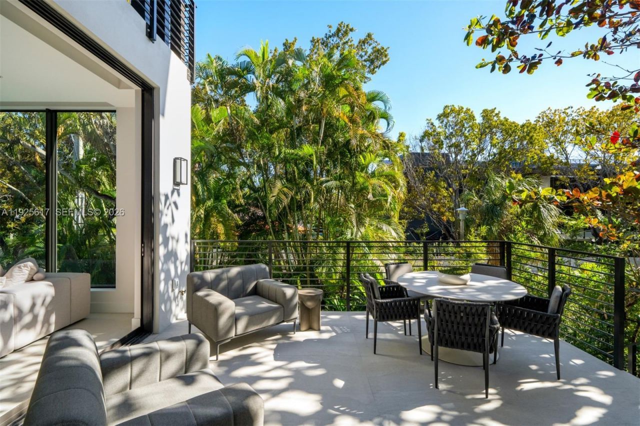 3551 Crystal Ct, Miami, FL 33133 Photo