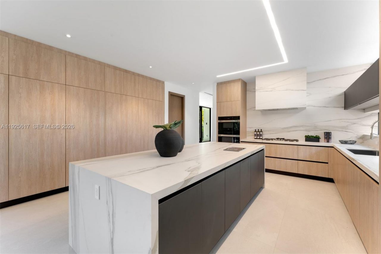 3551 Crystal Ct, Miami, FL 33133 Photo