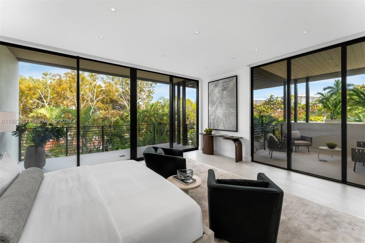 3551 Crystal Ct, Miami, FL 33133 Photo