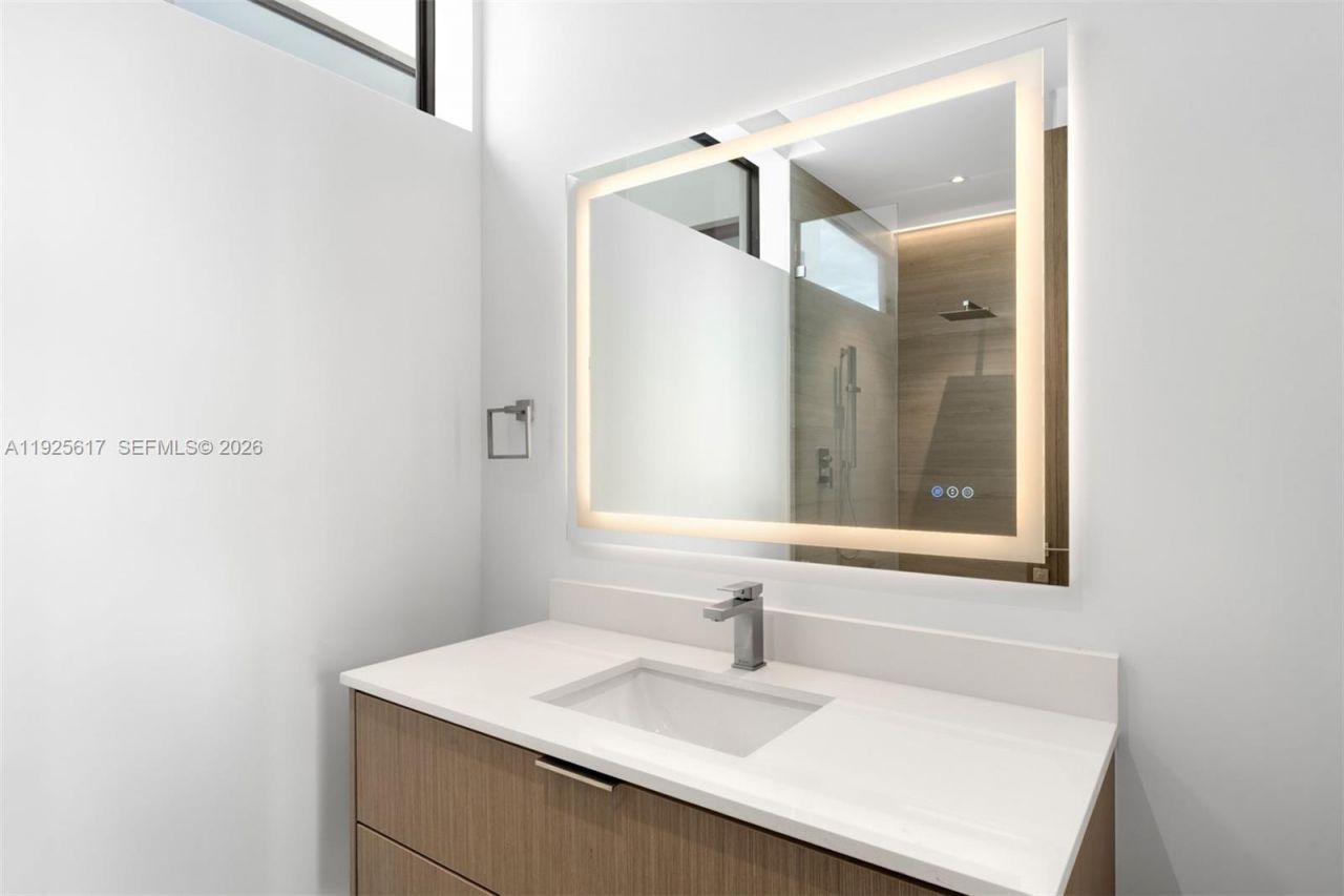 3551 Crystal Ct, Miami, FL 33133 Photo