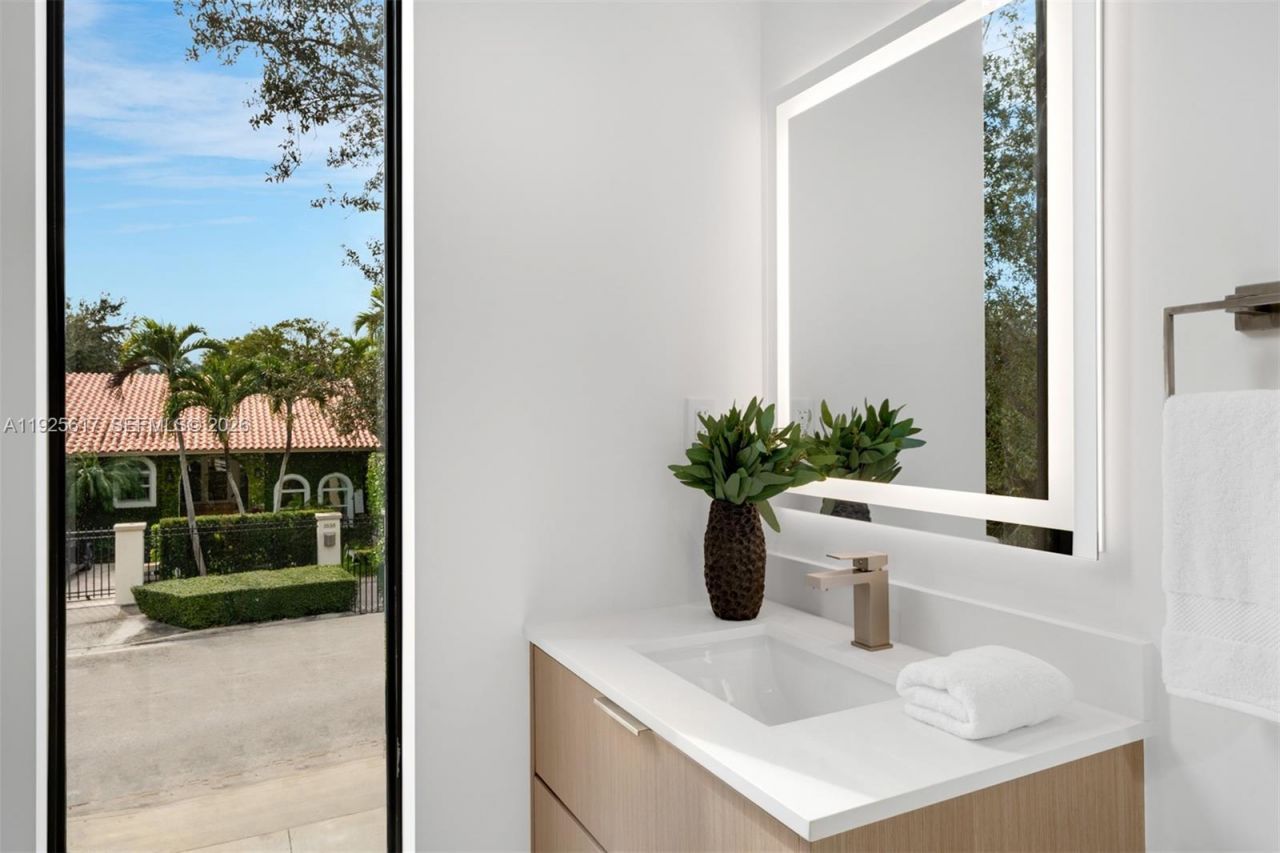 3551 Crystal Ct, Miami, FL 33133 Photo