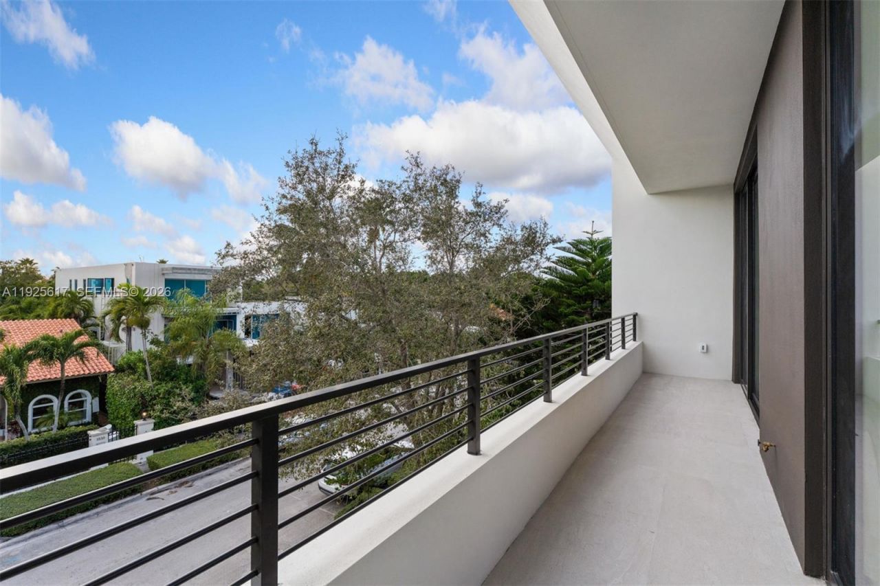 3551 Crystal Ct, Miami, FL 33133 Photo