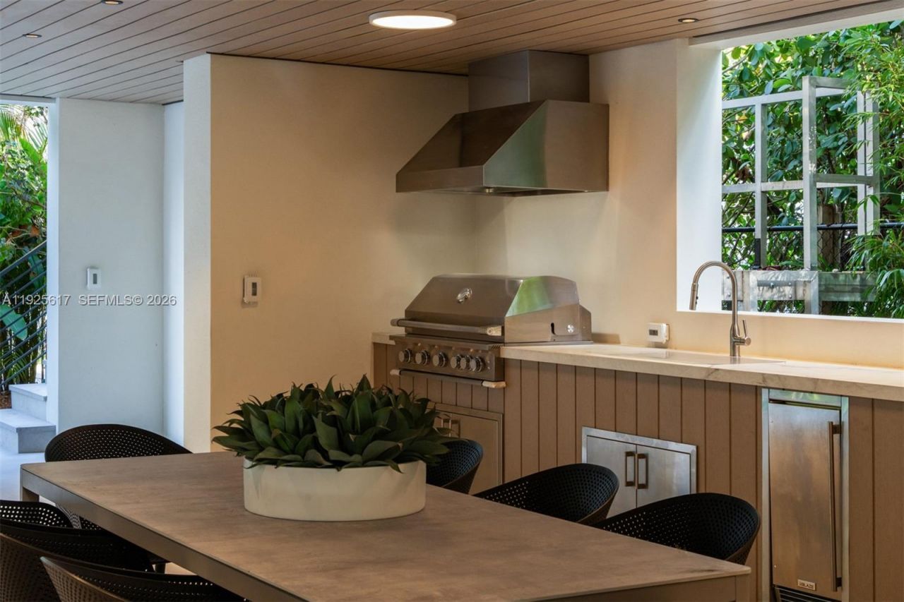 3551 Crystal Ct, Miami, FL 33133 Photo