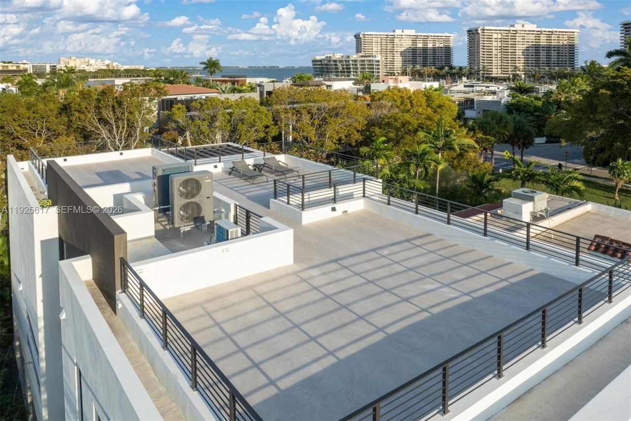 3551 Crystal Ct, Miami, FL 33133 Photo