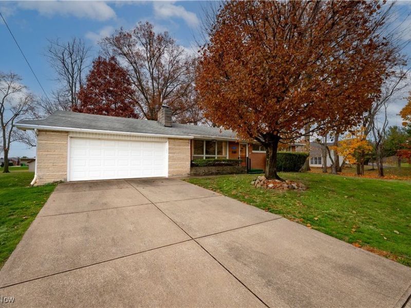 1035 Lois Avenue NW, North Canton, OH 44720 Photo 1