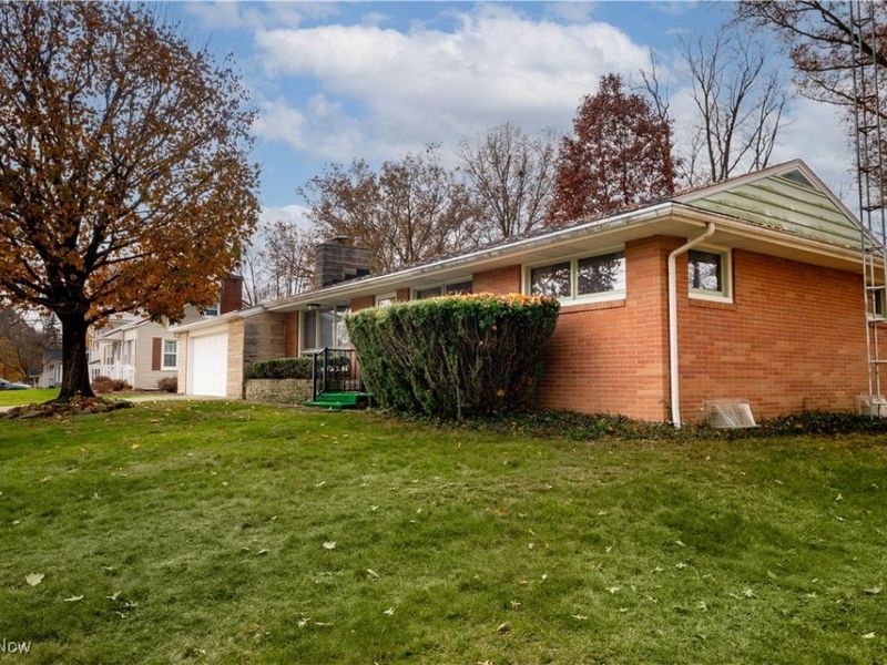 1035 Lois Avenue NW, North Canton, OH 44720 Photo 2