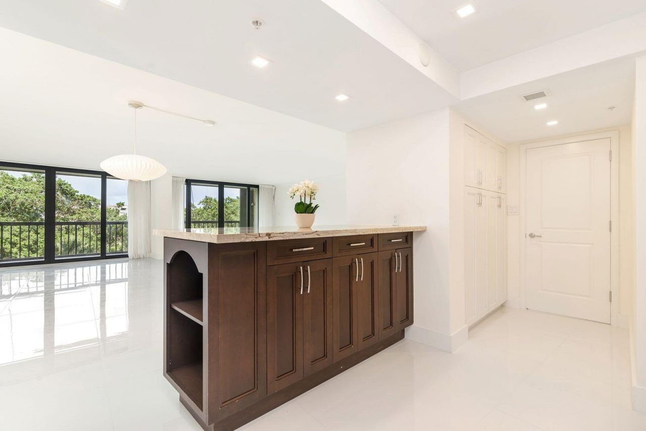 2450 Presidential Way, Unit 505, West Palm Beach, FL 33401 Photo