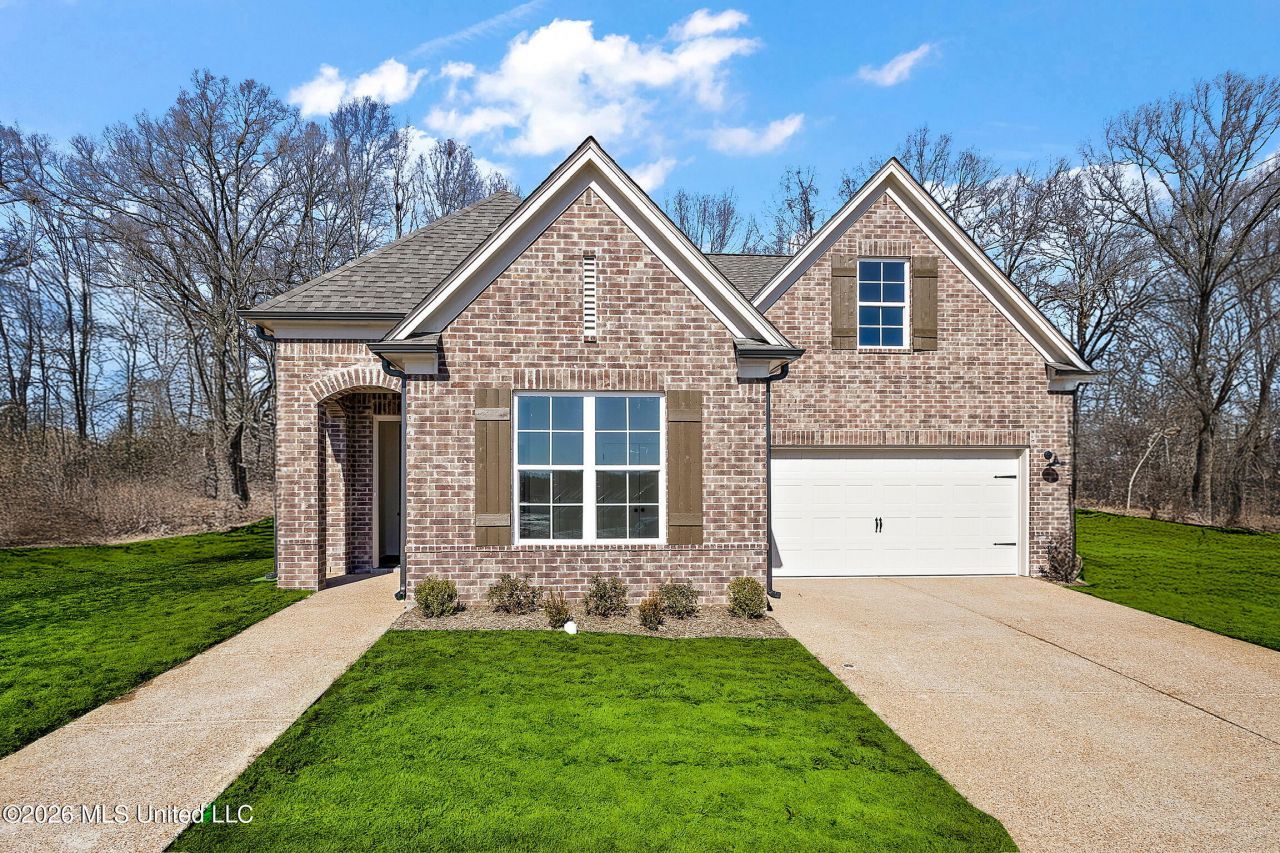 636 Tallahatchie Street, Nesbit, MS 38651 Main Photo