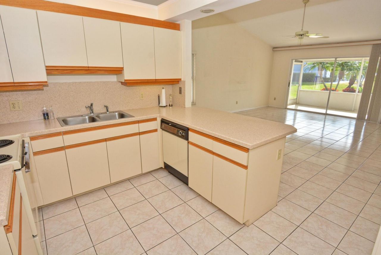 2544 SE Tropical East Circle E, Port Saint Lucie, FL 34952 Photo