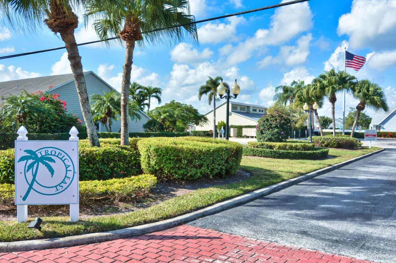 2544 SE Tropical East Circle E, Port Saint Lucie, FL 34952 Photo