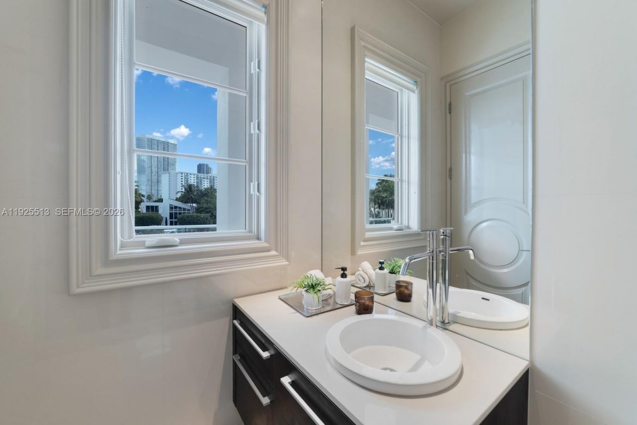 142 S Island Dr, Golden Beach, FL 33160 Photo