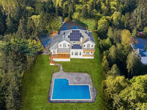 28 Old Neck Road S, Center Moriches, NY 11934