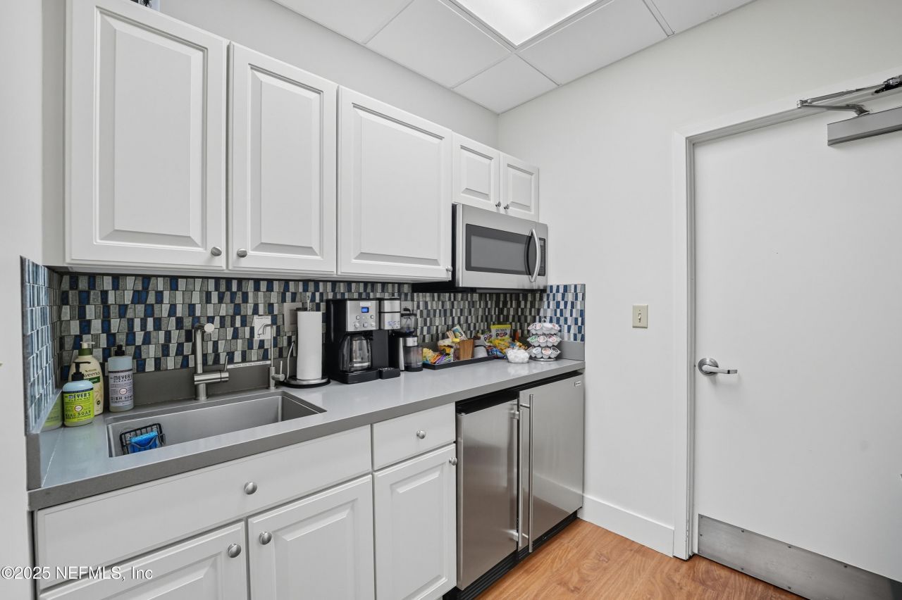 8818 Goodbys Executive Drive, Jacksonville, FL 32217 Photo