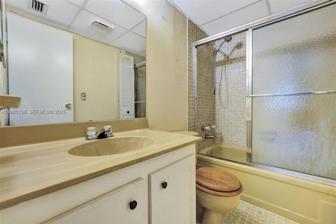 1030 Country Club Dr, Unit 405, Margate, FL 33063 Photo