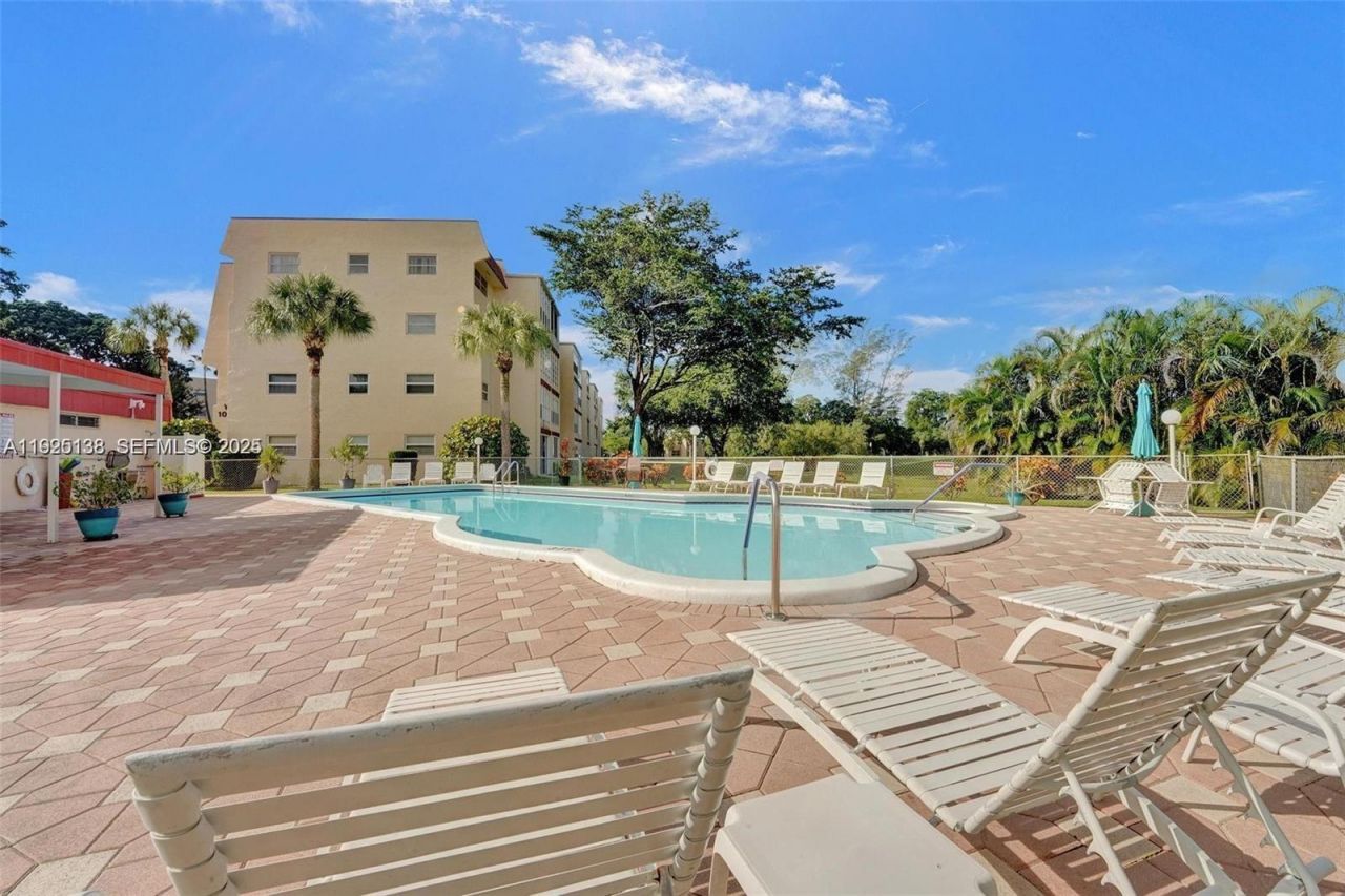 1030 Country Club Dr, Unit 405, Margate, FL 33063 Photo