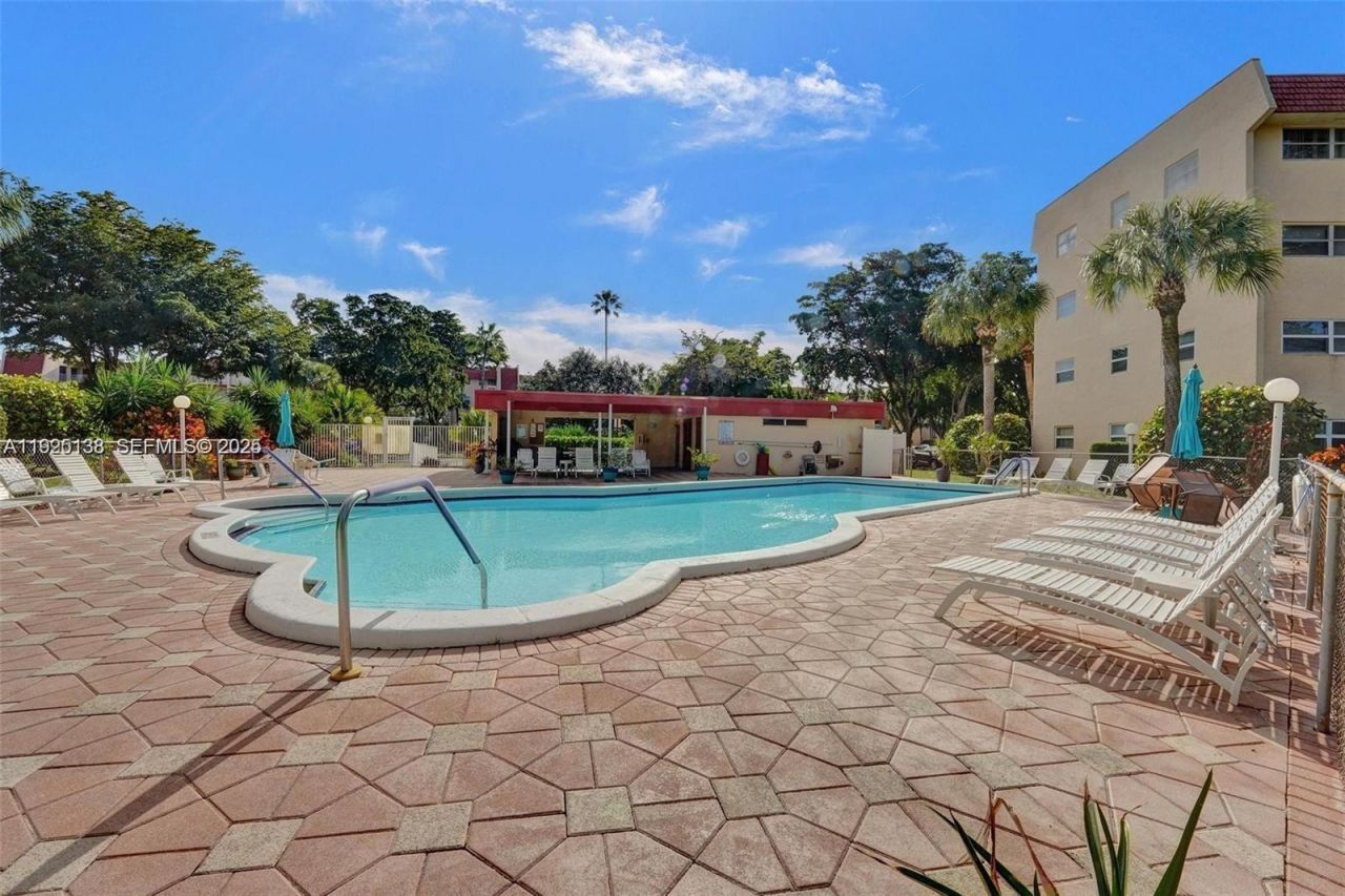 1030 Country Club Dr, Unit 405, Margate, FL 33063 Photo