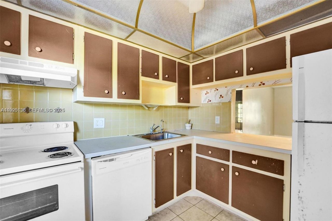 1030 Country Club Dr, Unit 405, Margate, FL 33063 Photo