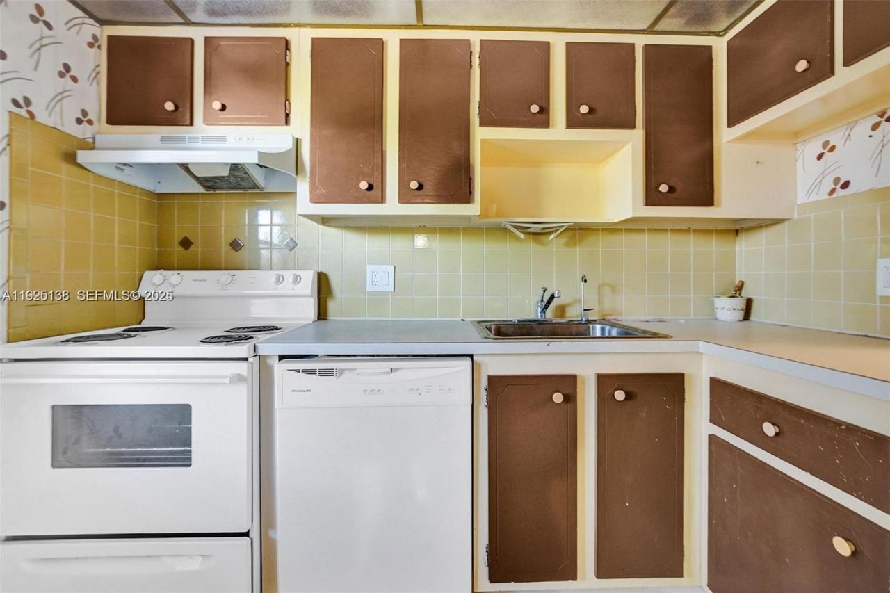 1030 Country Club Dr, Unit 405, Margate, FL 33063 Photo