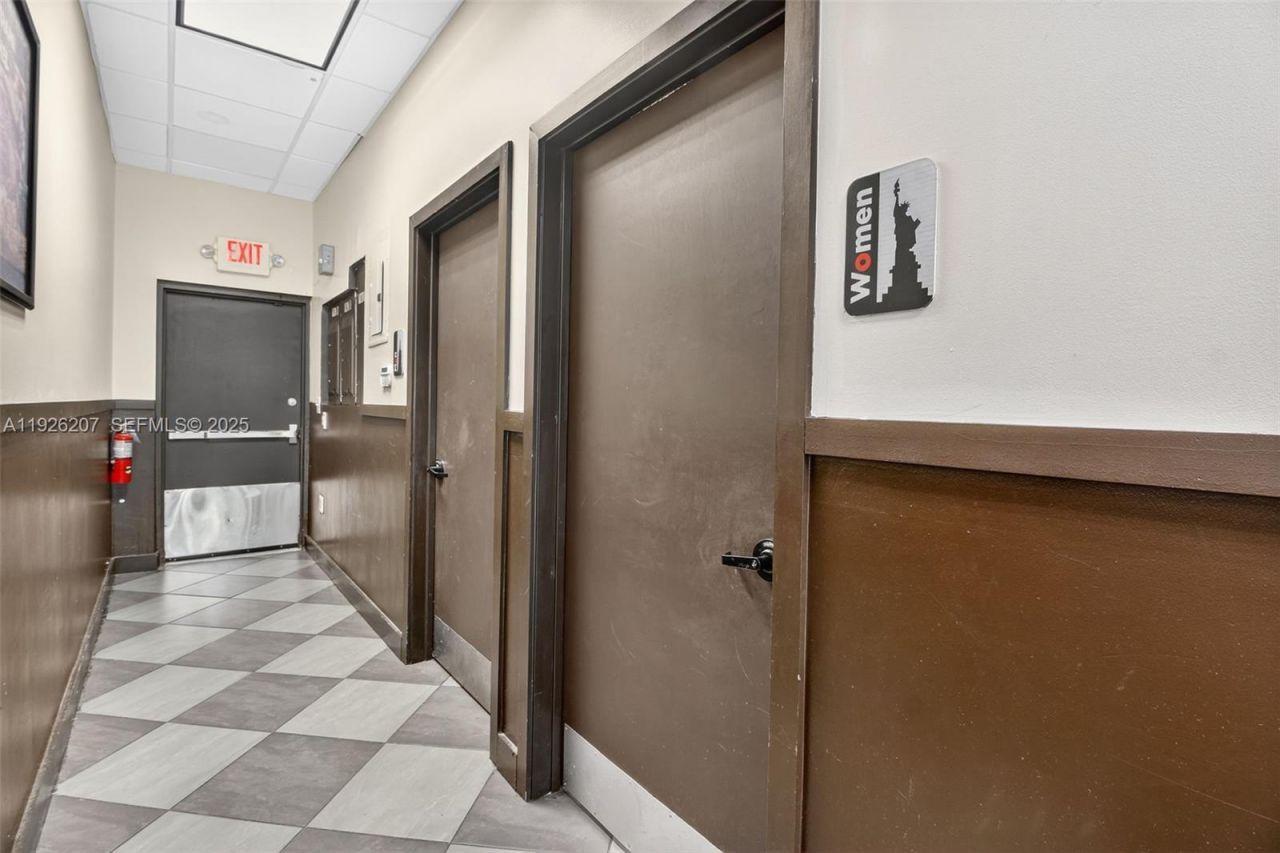 Fully Turnkey Restaurant For Sale In The Heart Of, Pinecrest, FL 33156 Photo